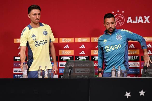 AMSTERDAM - Ajax coach Francesco Farioli and Steven Berghuis during a press conference, PK, Pressekonferenz in the run-up to the third qualifying round for the Europa League against Panathinaikos. ANP OLAF KRAAK xVIxANPxSportx xxANPxIVx 505980451 originalFilename: 505980451.jpg