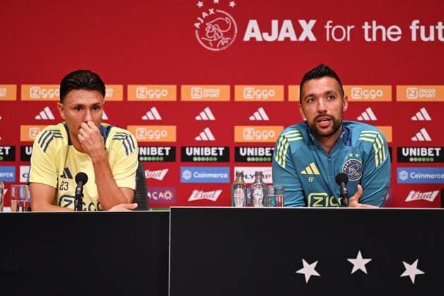AMSTERDAM - Ajax coach Francesco Farioli and Steven Berghuis during a press conference, PK, Pressekonferenz in the run-up to the third qualifying round for the Europa League against Panathinaikos. ANP OLAF KRAAK xVIxANPxSportx xxANPxIVx 505980489 originalFilename: 505980489.jpg