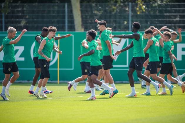 SOCCER - UEFA EL, Rapid vs Trabzonspor VIENNA,AUSTRIA,14.AUG.24 - SOCCER - UEFA Europa League, qualification, SK Rapid Wien vs Trabzonspor Kuluebue, preview, training Rapid. Image shows the team of Rapid.  GEPAxpictures xManuelxBinder