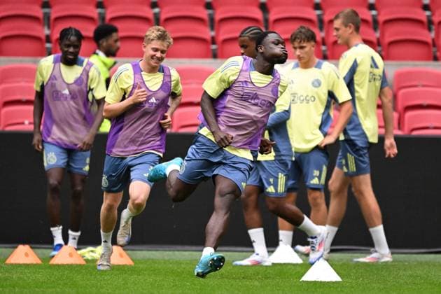 AMSTERDAM Julian Rijkhoff and Brian Brobbey of Ajax during a training in the Johan Cruijff ArenA in the run-up to the third qualifying round for the Europa League against Panathinaikos. ANP OLAF KRAAK xVIxANPxSportx xxANPxIVx 505984622 originalFilename: 505984622.jpg