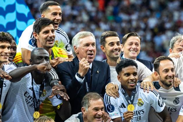 Real Madrid CF v Atalanta BC - UEFA Super Cup 2024 Carlo Ancelotti the head coach manager of Real Madrid celebrates with the team after the UEFA Super Cup 2024 match between Real Madrid and Atalanta BC at National Stadium on August 14, 2024 in Warsaw, Poland Warsaw Poland  Copyright: xAndrzejxIwanczukx originalFilename:iwanczuk-realmadr240814_npioT.jpg