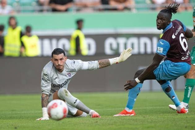 Ugurcan Cakir and Serge-Philippe Raux Yao follows the ball during UEFA Europa league Quali match, SK Rapid Wien - Trabzonspor, 15. august 2024 Copyright: xMICHALxFAJT,ZOSPORTU.SKx DSC_1757