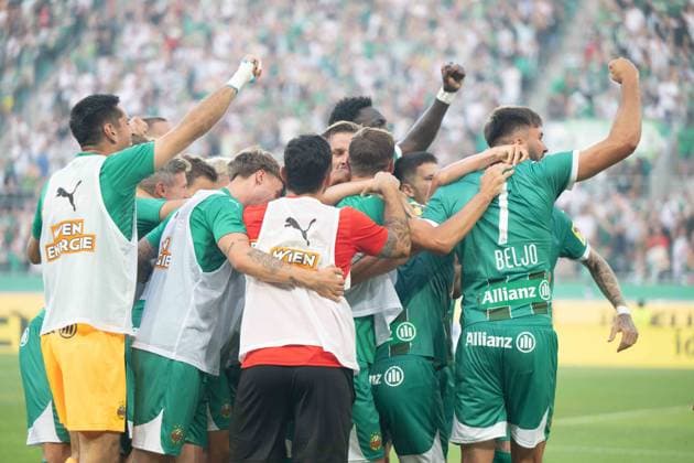 Rapid Wien players a goal celebrate during UEFA Europa league Quali match, SK Rapid Wien - Trabzonspor, 15. august 2024 Copyright: xMICHALxFAJT,ZOSPORTU.SKx FAJ_4707