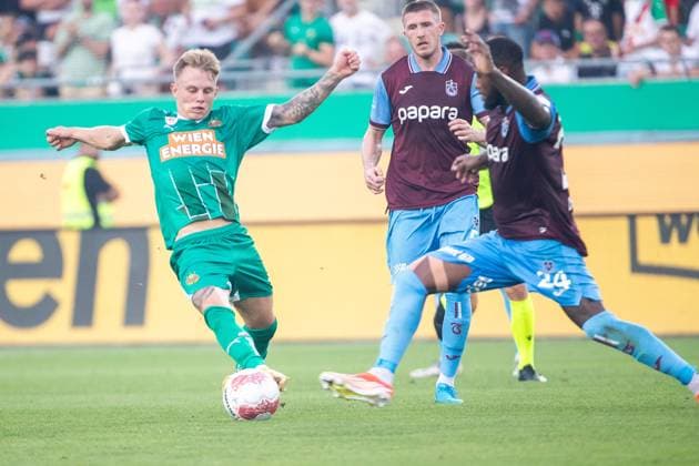 SOCCER - UEFA CL, Rapid vs Trabzonspor VIENNA,AUSTRIA,15.AUG.24 - SOCCER - UEFA Champions League, qualification, SK Rapid Wien vs Trabzonspor Kuluebue. Image shows Isak Jansson (Rapid) and Stefano Denswil (Trabzonspor).  GEPAxpictures xPhilippxBrem