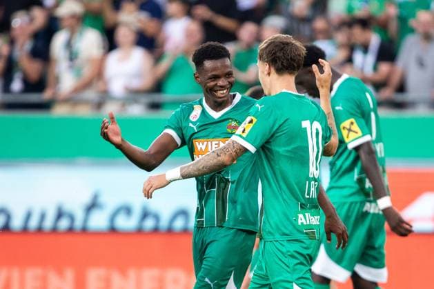 SOCCER - UEFA CL, Rapid vs Trabzonspor VIENNA,AUSTRIA,15.AUG.24 - SOCCER - UEFA Champions League, qualification, SK Rapid Wien vs Trabzonspor Kuluebue. Image shows the rejoicing of Mamadou Sangare and Christoph Lang (Rapid).  GEPAxpictures xPhilippxBrem