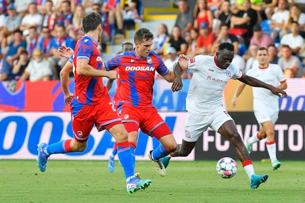 L-R Milan Havel (Plzen), Robin Hranac (Plzen) and Prince Kwabena Adu (Kryvyi Rih) in action during the UEFA Europa League, third qualifying round, return match: FC Viktoria Plzen (Czechia) vs Kryvbas Kryvyi Rih (Ukraine), in Pilsen, Czech Republic, on August 15, 2024. (CTKxPhoto MiroslavxChaloupka) CTKPhotoP2024081506287  CTKPhotoP2024081506287