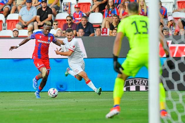 L-R Sampson Dweh (Plzen), Denys Kuzyk (Kryvyi Rih) and goalkeeper Marian Tvrdon (Plzen) in action during the UEFA Europa League, third qualifying round, return match: FC Viktoria Plzen (Czechia) vs Kryvbas Kryvyi Rih (Ukraine), in Pilsen, Czech Republic, on August 15, 2024. (CTKxPhoto MiroslavxChaloupka) CTKPhotoP2024081506235  CTKPhotoP2024081506235