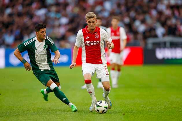 AMSTERDAM, 15-08-2024 , JohanCruyffStadium Football UEFA Europa League qualifier season 2024 2025. Ajax player Kenneth Taylor vs Panathinaicos player Tasos Bakasetas during the match Ajax - Panathinaikos. Ajax - Panathinaikos  x26037473x Copyright: