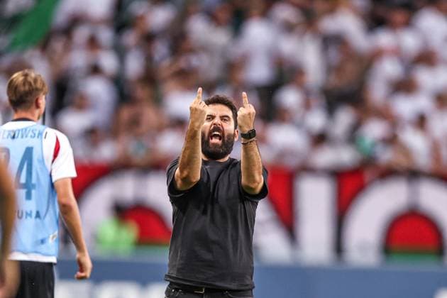 Sport Themen der Woche KW33 Sport Bilder des Tages 15.08.2024 WARSZAWA, STADION LAZIENKOWSKA 3 PILKA NOZNA ( FOOTBALL ) ELIMINACJE LIGI KONFERENCJI EUROPY UEFA ( UEFA CONFERENCE LEAGUE QUALIFICATION ) MECZ LEGIA WARSZAWA - BRONDBY IF ( GAME LEGIA WARSAW - BRONDBY IF ) NZ GONCALO FEIO - TRENER HEAD COACH LEAGIA WARSZAWA LEGIA AWANS W PUCHARACH, OBRAZLIWY GEST DO KIBICOW BROENDBY FOTO LUKASZ GROCHALA CYFRASPORT NEWSPIX.PL --- Newspix.pl  20240815CSLG0074