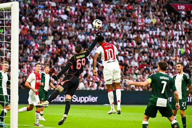 AMSTERDAM - Panathinaikos goalkeeper BartÅ‚omiej DrÄÖgowski, Chuba Akpom of Ajax (l-r) during the 3rd qualifying round UEFA Europa League match between Ajax and Panathinaikos at the Johan Cruijff ArenA on August 15, 2024 in Amsterdam. ANP OLAF KRAAK Ajax Amsterdam v Panathinaikos 2024 35 xVIxANPxSportx xxANPxIVx 506070891 originalFilename: 506070891.jpg