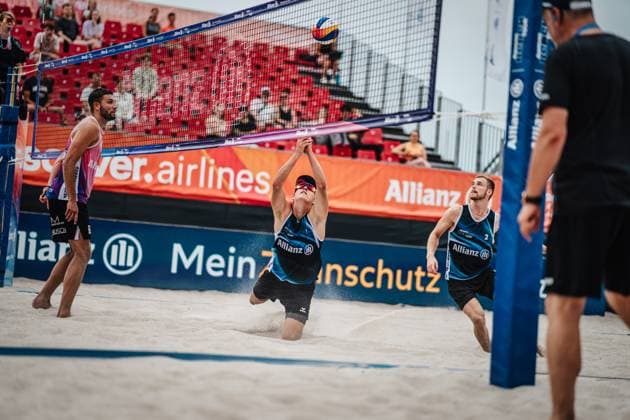 Beach volleyball men Allianz German Beach Tour 2024 Tourstop Kühlungsborn 2 15 08 2024 Yannik Ahr plays the ball Kühlungsborn Strand an der Seebrücke Mecklenburg Vorpommern Germany