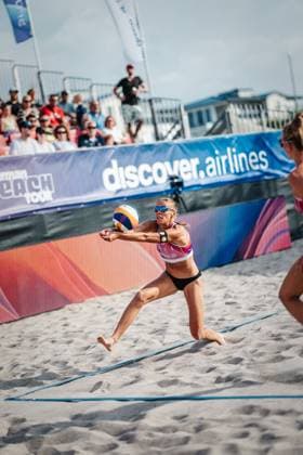 Beach volleyball women Allianz German Beach Tour 2024 Tourstop Kühlungsborn 2 15 08 2024 Stefanie Klatt plays the ball Kühlungsborn Strand an der Seebrücke Mecklenburg Vorpommern Germany