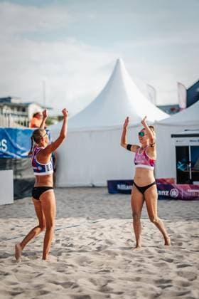 Beach volleyball women Allianz German Beach Tour 2024 Tourstop Kühlungsborn 2 15 08 2024 f l Stefanie Klatt and Tabea Schwarz are happy about the victory Kühlungsborn beach at the pier Mecklenburg Western Pomerania Germany