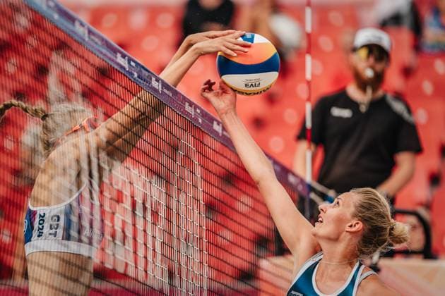 Beach volleyball women Allianz German Beach Tour 2024 Tourstop Kühlungsborn 2 15 08 2024 right Nele Schmitt is blocked by left Nele Barber Kühlungsborn beach at the pier Mecklenburg Western Pomerania Germany