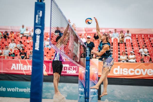 Beach volleyball men Allianz German Beach Tour 2024 Tourstop Kühlungsborn 2 15 08 2024 right Ole Schwarmann attacking Kühlungsborn beach at the pier Mecklenburg Western Pomerania Germany