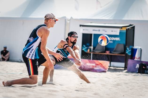 Beach volleyball men Allianz German Beach Tour 2024 Tourstop Kühlungsborn 2 15 08 2024 Jonathan Erdmann left takes the ball, Leo Hauschild right Kühlungsborn beach at the pier Mecklenburg Western Pomerania Germany