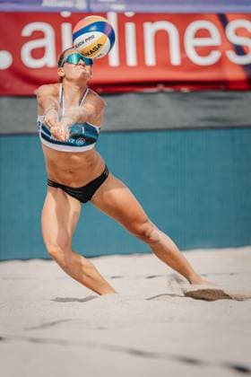 Beach volleyball women Allianz German Beach Tour 2024 Tourstop Kühlungsborn 2 15 08 2024 Sophie Sarnighausen takes the ball Kühlungsborn Beach at the pier Mecklenburg Western Pomerania Germany