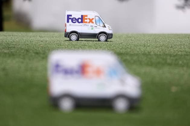 MEMPHIS, TN - AUGUST 15: A general view of FedEx truck tee markers during the opening round of the 2024 FedEx St. Jude Championship on August 15, 2024 at TPC Southwind in Memphis, Tennessee. (Photo by Michael Wade Icon Sportswire) GOLF: AUG 15 PGA, Golf Herren FedExCup Playoffs - FedEx St. Jude Championship EDITORIAL USE ONLY Icon08152471