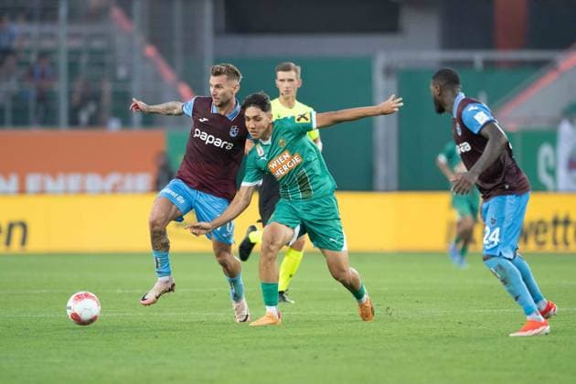 Furkan Dursun in the battle for the ball with Denis Dragus during UEFA Europa league Quali match, SK Rapid Wien - Trabzonspor, 15. august 2024 Copyright: xMICHALxFAJT,ZOSPORTU.SKx DSC_2474