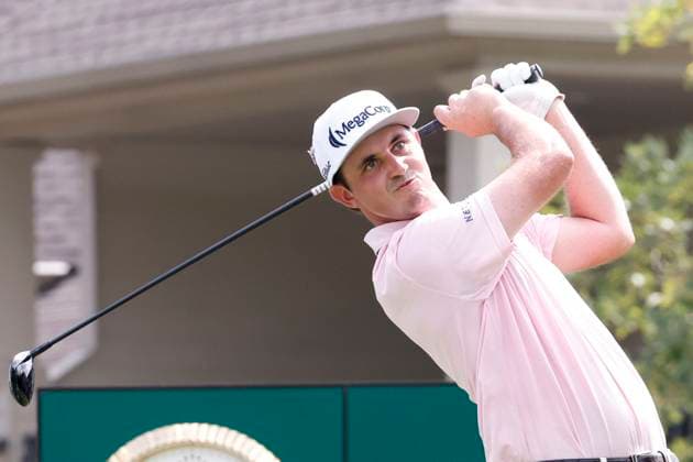 MEMPHIS, TN - AUGUST 15: J.T. Poston hits a tee shot during the first round of the FedEx St. Jude Championship, August 15, 2024 at TPC Southwind in Memphis, Tennessee. (Photo by Matthew Maxey Icon Sportswire) GOLF: AUG 15 PGA, Golf Herren FedExCup Playoffs - FedEx St. Jude Championship EDITORIAL USE ONLY Icon24081544