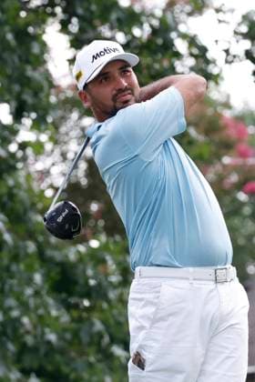 MEMPHIS, TN - AUGUST 15: Jason Day hits a tee shot on No. 18 during the first round of the FedEx St. Jude Championship, August 15, 2024 at TPC Southwind in Memphis, Tennessee. (Photo by Matthew Maxey Icon Sportswire) GOLF: AUG 15 PGA, Golf Herren FedExCup Playoffs - FedEx St. Jude Championship EDITORIAL USE ONLY Icon24081549