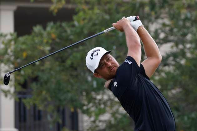 MEMPHIS, TN - AUGUST 15: Xander Schauffele watches his tee shot on No. 18 during the first round of the FedEx St. Jude Championship, August 15, 2024 at TPC Southwind in Memphis, Tennessee. (Photo by Matthew Maxey Icon Sportswire) GOLF: AUG 15 PGA, Golf Herren FedExCup Playoffs - FedEx St. Jude Championship EDITORIAL USE ONLY Icon24081569