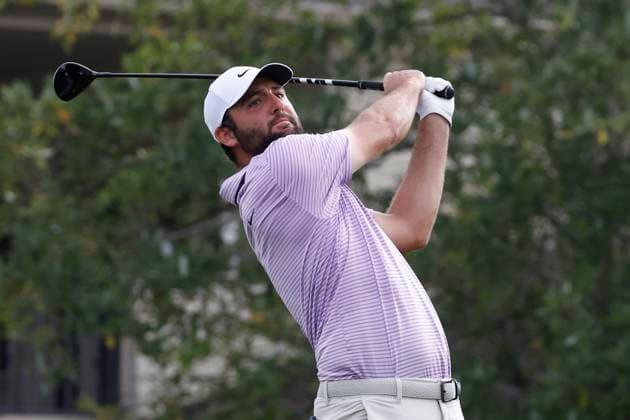 MEMPHIS, TN - AUGUST 15: Scottie Scheffler watches his tee shot on No. 18 during the first round of the FedEx St. Jude Championship, August 15, 2024 at TPC Southwind in Memphis, Tennessee. (Photo by Matthew Maxey Icon Sportswire) GOLF: AUG 15 PGA, Golf Herren FedExCup Playoffs - FedEx St. Jude Championship EDITORIAL USE ONLY Icon24081570