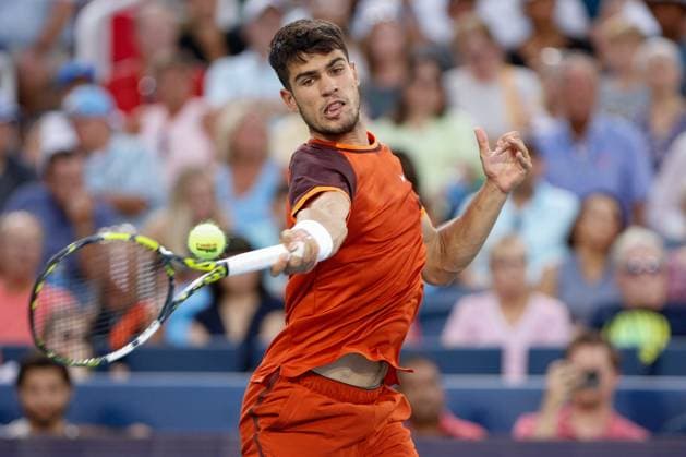 CINCINNATI, OH - AUGUST 15: Carlos Alcaraz of Spain hits a forehand during the second round of the Cincinnati Open on August 15, 2024, at Lindner Family Tennis Center in Mason, OH. (Photo by Ian Johnson Icon Sportswire) TENNIS: AUG 15 Cincinnati Open EDITORIAL USE ONLY Icon240815009