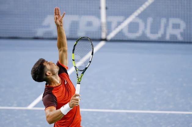 Sport Bilder des Tages CINCINNATI, OH - AUGUST 15: Carlos Alcaraz of Spain serves during the second round of the Cincinnati Open on August 15, 2024, at Lindner Family Tennis Center in Mason, OH. (Photo by Ian Johnson Icon Sportswire) TENNIS: AUG 15 Cincinnati Open EDITORIAL USE ONLY Icon240815012
