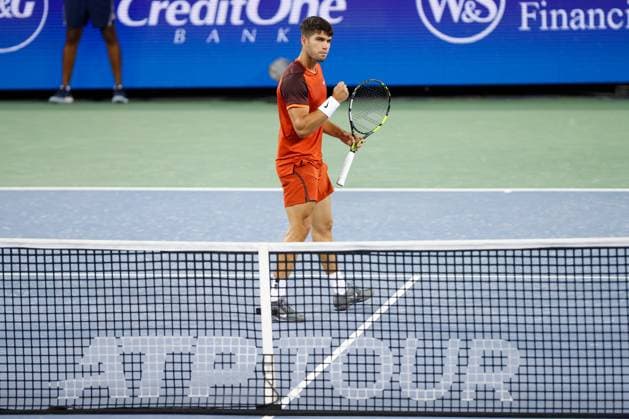 CINCINNATI, OH - AUGUST 15: Carlos Alcaraz of Spain reacts during the second round of the Cincinnati Open on August 15, 2024, at Lindner Family Tennis Center in Mason, OH. (Photo by Ian Johnson Icon Sportswire) TENNIS: AUG 15 Cincinnati Open EDITORIAL USE ONLY Icon240815016