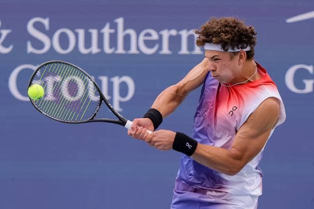 August 15, 2024, Mason, Ohio, USA: BEN SHELTON (USA) hits a two-handed backhand during Thursday s round of the Cincinnati Open at the Lindner Family Tennis Center. Shelton won 6-7 (6), 7-6 (7), 6-3. Mason USA - ZUMAs304 20240815_zaf_s304_205 Copyright: xScottxStuartx