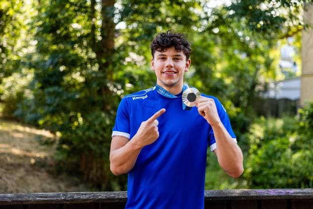 16 08 2024, GER, Handball, Portrait Marko Grigic with the silver Olympic medal Marko Grigic successfully took part in the 2024 Olympic Games in Paris as a newcomer to the German national handball team and sensationally won silver 99817 Eisenach Hoerschel Brücke Thueringen Germany