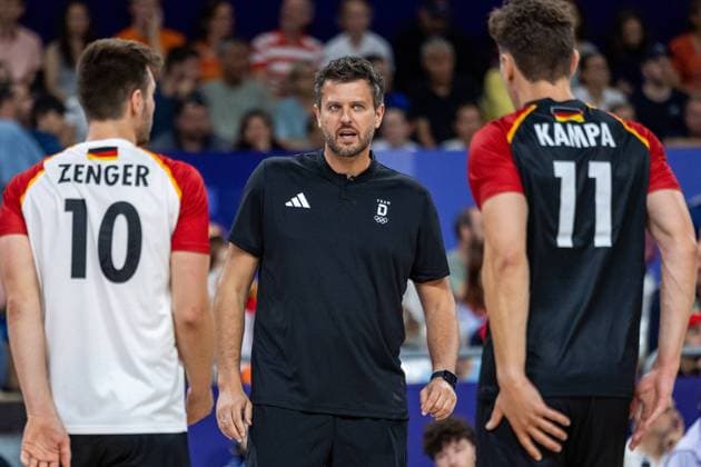 Volleyball - Olympic Games, Olympische Spiele, Olympia, OS Paris 2024: Day 1 Head Coach Michal Winiarski (C) during Volleyball Men s Preliminary Round - Group C - match between Japan and Germany on day one of the Olympic Games Paris 2024 at South Paris Arena in Paris, France on July 27, 2024. Paris France  Copyright: xAndrzejxIwanczukx originalFilename:iwanczuk-volleyba240727_nph1H.jpg