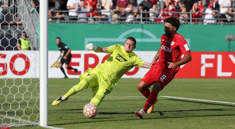 Sport Themen der Woche KW33 Sport Bilder des Tages v.li.: Luca Philipp (TSG 1899 Hoffenheim), Enes Küc (FC Würzburger Kickers) erzielt das Tor zum 1:0, scores the goal 1:0, 16.08.2024, Würzburg (Deutschland), Fussball, DFB-Pokal, FC Würzburger Kickers - TSG 1899 Hoffenheim, DFB DFL REGULATIONS PROHIBIT ANY USE OF PHOTOGRAPHS AS IMAGE SEQUENCES AND OR QUASI-VIDEO. *** v li Luca Philipp TSG 1899 Hoffenheim , Enes Küc FC Würzburger Kickers scores the goal 1 0, scores the goal 1 0, 16 08 2024, Würzburg Germany , Football, DFB Pokal, FC Würzburger Kickers TSG 1899 Hoffenheim, DFB DFL REGULATIONS PROHIBIT ANY USE OF PHOTOGRAPHS AS IMAGE SEQUENCES AND OR QUASI VIDEO xfsx
