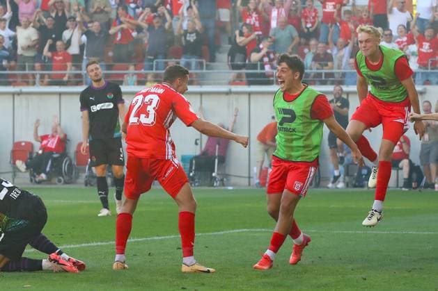 Sport Themen der Woche KW33 Sport Bilder des Tages Halle - St. Pauli DFB Pokal Halle, 16.08.2024, Leuna-Chemie-Stadion, Fußball, Männer, Saison 2024 2025, DFB Pokal, 1. Runde , Hallescher FC - FC St. Pauli , Im Bild: Tor für Halle, Torjubel nach dem 2:1, Torschütze Marius Hauptmann (23, Halle) , Gemäß den Vorgaben des DFB, Deutscher Fußball Bund, ist es untersagt, in dem Stadion und oder vom Spiel angefertigte Fotoaufnahmen in Form von Sequenzbildern und oder videoähnlichen Fotostrecken zu verwerten bzw. verwerten zu lassen. DFB regulations prohibit any use of photographs as image sequences and or quasi-video. , Nur für journalistische Zwecke! For editorial use only! , *** Halle St Pauli DFB Pokal Halle, 16 08 2024, Leuna Chemie Stadion, Football, Men, Season 2024 2025, DFB Pokal, 1 Round , Hallescher FC FC St Pauli , In the picture goal for Halle, goal celebration after the 2 1, scorer Marius Hauptmann 23, Halle , According to the regulations of the DFB, German Football Association, it is prohibited, in the stadium and or from the match in the form of sequences of images and or quasi video DFB regulations prohibit any use of photographs as image sequences and or quasi video , For journalistic purposes only For editorial use only ,