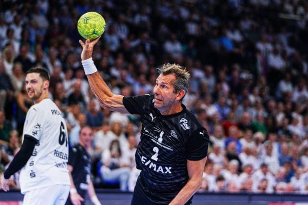 Sport Themen der Woche KW33 Sport Bilder des Tages Wurf Tor Magnus Wislander (Team 18 13, 02) GER, THW Kiel vs. Team 18 13, Handball, Benefizspiel, 16.08.2024 GER, THW Kiel vs. Team 18 13, Handball, Benefizspiel, 16.08.2024 Kiel *** Throw goal Magnus Wislander Team 18 13, 02 GER, THW Kiel vs Team 18 13, handball, charity match, 16 08 2024 GER, THW Kiel vs Team 18 13, handball, charity match, 16 08 2024 Kiel Copyright: xEibner-Pressefoto MarcelxvonxFehrnx EP_MFN