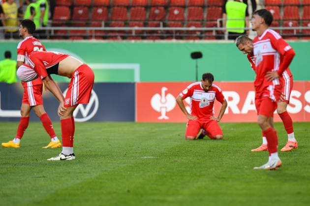 Sport Themen der Woche KW33 Sport Bilder des Tages Fußball I Herren I Saison 2024-2025 I DFB-Pokal I Hallescher FC - FC St. Pauli I 16.08.2024 Enttäuschung bei den Spielern vom HFC nach dem der sicher geglaubte Sieg in der Nachspielzeit durch St. Pauli vereitelt wurde Halle (Saale) Leuna-Chemie-Stadion Sachsen-Anhalt Deutschland *** Soccer I Men I Season 2024 2025 I DFB Cup I Hallescher FC FC St Pauli I 16 08 2024 Disappointment among the HFC players after what they thought was a certain victory was thwarted by St Pauli in stoppage time Halle Saale Leuna Chemie Stadion Sachsen Anhalt Germany Copyright: xLobeca InesxHähnelx