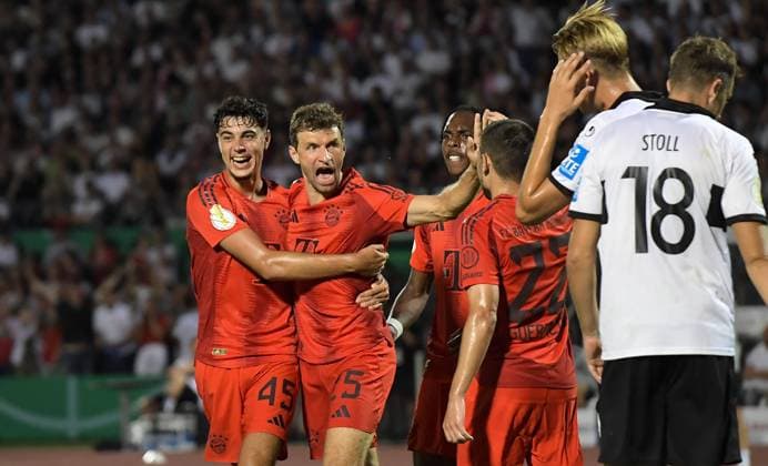 Bilder des Jahres 2024, Sport 08 August Sport Themen der Woche KW33 Sport Bilder des Tages 16.08.2024, xemx, Fussball DFB Pokal 1.Runde, SSV Ulm 1846 - FC Bayern München emspor, v.l. Thomas Mueller (FC Bayern Muenchen) Jubel, Torjubel, celebrate the goal, jubelt ueber das Tor zum 0:1 (DFL DFB REGULATIONS PROHIBIT ANY USE OF PHOTOGRAPHS as IMAGE SEQUENCES and or QUASI-VIDEO) Ulm *** 16 08 2024, xemx, Fußball DFB Pokal 1 Runde, SSV Ulm 1846 FC Bayern München emspor, v l Thomas Mueller FC Bayern Muenchen Jubel, Torjubel, celebrate the goal, jubiliert über das Tor zum 0 1 DFL DFB REGULATIONS PROHIBIT ANY USE OF PHOTOGRAPHS as IMAGE SEQUENCES and or QUASI VIDEO Ulm