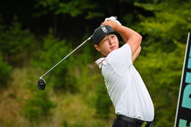 WHITE SULPHUR SPRINGS, WV - AUGUST 16: Iron Heads GC s Danny Lee watches his tee shot on the 7th hole during the first round of LIV Golf Greenbrier tournament at The Greenbrier Resort on August 16, 2024, in White Sulphur Springs, WV. (Photo by Brian Bishop Icon Sportswire) GOLF: AUG 16 LIV Golf League Greenbrier EDITORIAL USE ONLY Icon240816005