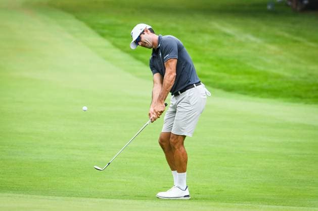 WHITE SULPHUR SPRINGS, WV - AUGUST 16: Hy Flyers GC s Cameron Tringale chips the ball onto the 11th green during the first round of LIV Golf Greenbrier tournament at The Greenbrier Resort on August 16, 2024, in White Sulphur Springs, WV. (Photo by Brian Bishop Icon Sportswire) GOLF: AUG 16 LIV Golf League Greenbrier EDITORIAL USE ONLY Icon240816010