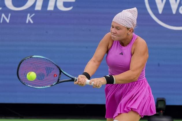 August 16, 2024, Mason, Ohio, U.S: Diana Shnaider (RUS) hits a two-handed backhand during FridayÃ¢â‚¬â ¢s Round of Sixteen at the Cincinnati Open at the Lindner Family Tennis Center , Mason, Oh. Mason U.S - ZUMAs304 20240816_zaf_s304_183 Copyright: xScottxStuartx