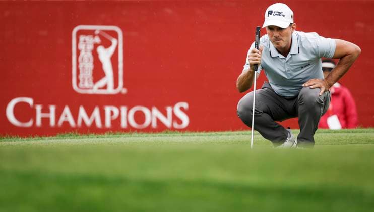 Sport Bilder des Tages August 16, 2024, Calgary, Ab, CANADA: Canada s Mike Weir lines up his putt on the 17th green during the PGA, Golf Herren Tour Champions golf event in Calgary, Alta., Friday, Aug. 16, 2024. Mike Weir  - ZUMAc35_ 20240816_zaf_c35_102 Copyright: xJeffxMcintoshx