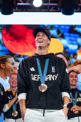 Ann Katrin Berger Germany, 12 and team cheer on stage over 3rd place and the bronze medal, FRA, Olympic Games Paris 2024, Celebration at the German House, 10 08 2024 FRA, Olympic Games Paris 2024, Celebration at the German House, 10 08 2024 Paris Copyright: xEibner-Pressefoto Memmlerx EP_MMR