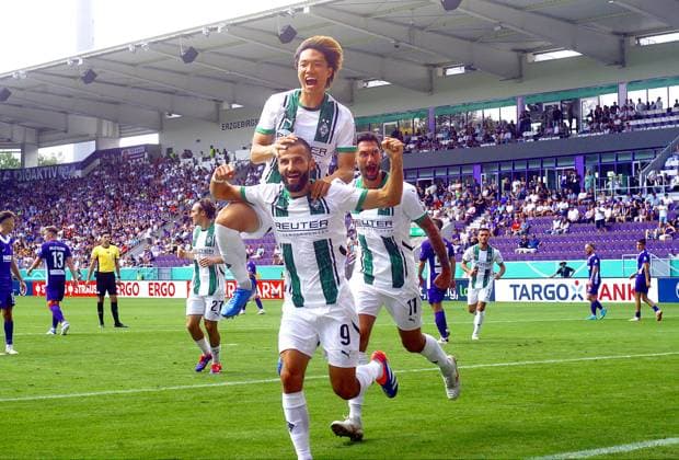 Sport Themen der Woche KW33 Sport Bilder des Tages In Jubelpose: Torschütze Franck Honorat (M gladbach, vorn) nach dem 1:1. Fußball DFB-Pokal 2024 25 FC Erzgebirge Aue - Borussia Mönchengladbach am 17.8.2024 Erzgebirge Aue - Borussia Mönchengladbach *** In celebratory pose goal scorer Franck Honorat M gladbach, in front after the 1 1 Football DFB Cup 2024 25 FC Erzgebirge Aue Borussia Mönchengladbach on 17 8 2024 Erzgebirge Aue Borussia Mönchengladbach