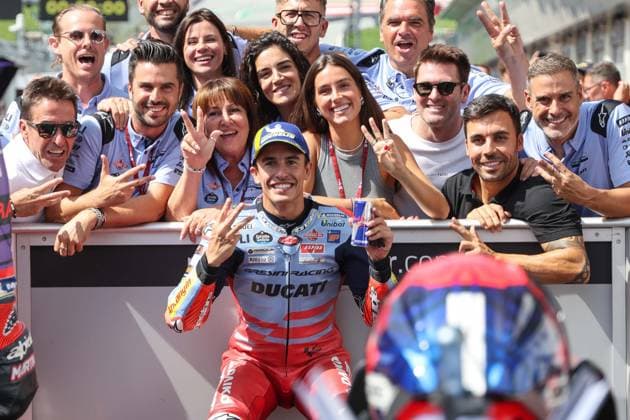 Foto IPP Enrico Schiavi Spielberg 17-08-2024 MotoGP Gran Premio Motociclismo d™Austria 2024 Qualifiche nella foto: Marc Marquez - Gresini Racing MotoGP con il Team Gresini e Nadia Mantovani Spielberg italy  Copyright: xR4924_italyphotopressx