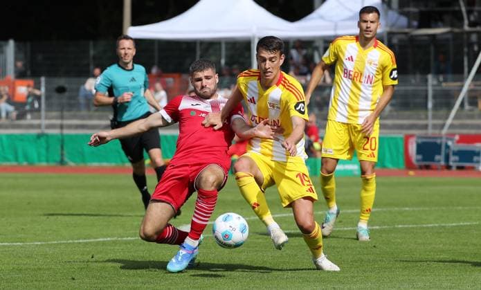 Sport Themen der Woche KW33 Sport Bilder des Tages Jacob Engel, Janik Haberer Zweikampf Spielszene Aktion Fußball Fussball DFB Pokal 1.Runde Regionalliga vs Bundesliga Herren DFL Saison 2024 2025 17.08.2024 Greifswalder FC vs 1.FC Union Berlin FCU DFL regulations prohibit any use of photographs as image sequences and or quasi-video. *** Jacob Engel, Janik Haberer duel match scene action sports football soccer soccer DFB Pokal 1 round Regionalliga vs Bundesliga men DFL season 2024 2025 17 08 2024 Greifswalder FC vs 1 FC Union Berlin FCU DFL regulations prohibit any use of photographs as image sequences and or quasi video