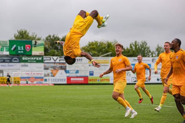 Sport Themen der Woche KW33 Sport Bilder des Tages Rödinghausen, Deutschland, 17.08.24: Jeff-Dennis Fehr (KFC Uerdingen) Torjubel, jubelt nach seinem Treffer zum 6:1 waehrend des Spiels der Regionalliga West zwischen SV Rödinghausen - KFC Uerdingen im Häcker Wiehenstadion am 17. August 2024 in Rödinghausen, Deutschland. (Foto von Stefan Brauer Brauer-Fotoagentur) Rödinghausen, Germany, 17.08.24: Jeff-Dennis Fehr (KFC Uerdingen) celebrates after scoring his team s second goal during the Regionalliga West match between SV Rödinghausen - KFC Uerdingen at Häcker Wiehenstadion on August 17, 2024 in Rödinghausen, Germany. (Photo by Stefan Brauer Brauer-Fotoagentur) Rödinghausen Häcker Wiehenstadion Germany *** Rödinghausen, Germany, 17 08 24 Jeff Dennis Fehr KFC Uerdingen celebrates after scoring his team s second goal during the Regionalliga West match between SV Rödinghausen KFC Uerdingen at Häcker Wiehenstadion on August 17, 2024 in Rödinghausen, Germany Photo by Stefan Brauer Brauer Fotoagentur Rödinghausen, Germany, 17 08 24 Jeff Dennis Fehr KFC Uerdingen celebrates after scoring his team s second goal during the Regionalliga West match between SV Rödinghausen KFC Uerdingen at Häcker Wiehenstadion on August 17, 2024 in Rödinghausen, Germany Photo by Stefan Brauer Brauer Fotoagentur Rödinghausen Häcker Wiehenstadion Germany Copyright: xStefanxBrauer Brauer-Fotoagenturx