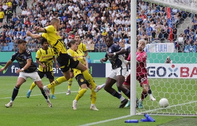 Sport Themen der Woche KW33 Sport Bilder des Tages Hier erzielt Waldemar Anton (Borussia Dortmund) das 0-1 Fussball, Saison 2024 2025, Maenner, Herren, DFB Pokal, 1.. Hauptrunde,Volksparkstadion, Phoenix Luebeck gegen BVB Borussia Dortmund DFL REGULATIONS PROHIBIT ANY USE OF PHOTOGRAPHS AS IMAGE SEQUENCES AND OR QUASI-VIDEO. *** Here Waldemar Anton Borussia Dortmund scores the 0 1 Football, Season 2024 2025, Men, Men, DFB Cup, 1 Main Round,Volksparkstadion, Phoenix Luebeck vs BVB Borussia Dortmund DFL REGULATIONS PROHIBIT ANY USE OF PHOTOGRAPHS AS IMAGE SEQUENCES AND OR QUASI VIDEO