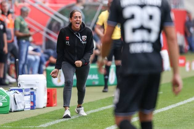DFB Pokal FC Ingolstadt 04 1 FC Kaiserslautern Head coach Sabrina Wittmann FCI on the sidelines, players bench screams whistle 3 Liga FC Ingolstadt 04 season 2024 2025