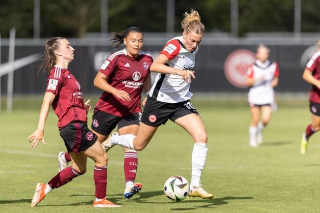 Eintracht Frankfurt 1 FC Nürnberg, Test match Laura Freigang Eintracht Frankfurt, 10 finds the gap between the two Nuremberg players Rebekka Salfelder left and Clara Fröhlich Test match between Eintracht Frankfurt Women and 1 FC Nürnberg on August 17, 2024 in Frankfurt , Frankfurt am Main Hessen Germany Deutsche Bank Park